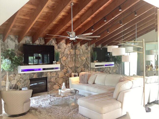 Building Photo - 10496 Augusta Ct