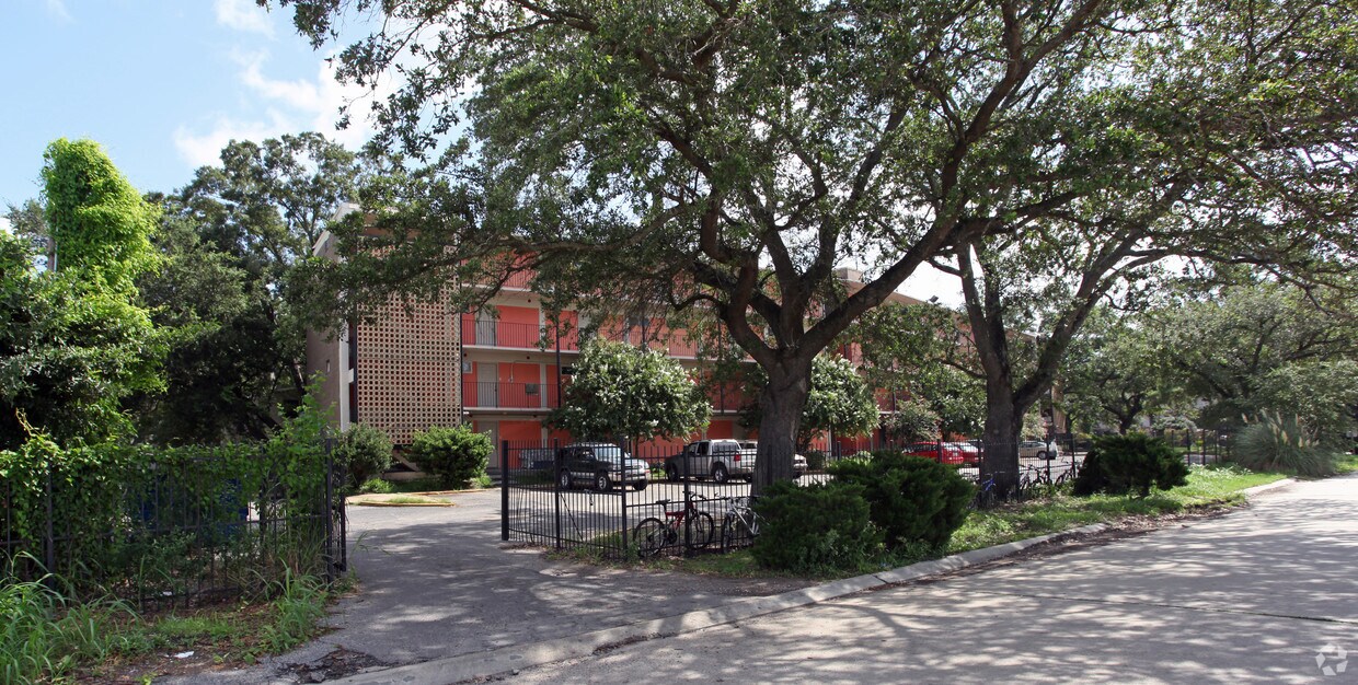 Building Photo - Crescent City Gates