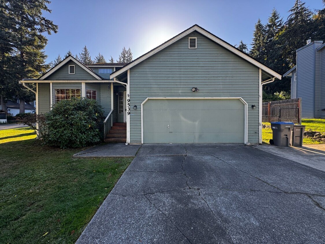 Charming Four Bedroom Central Kitsap Home - Charming Four Bedroom Central Kitsap Home