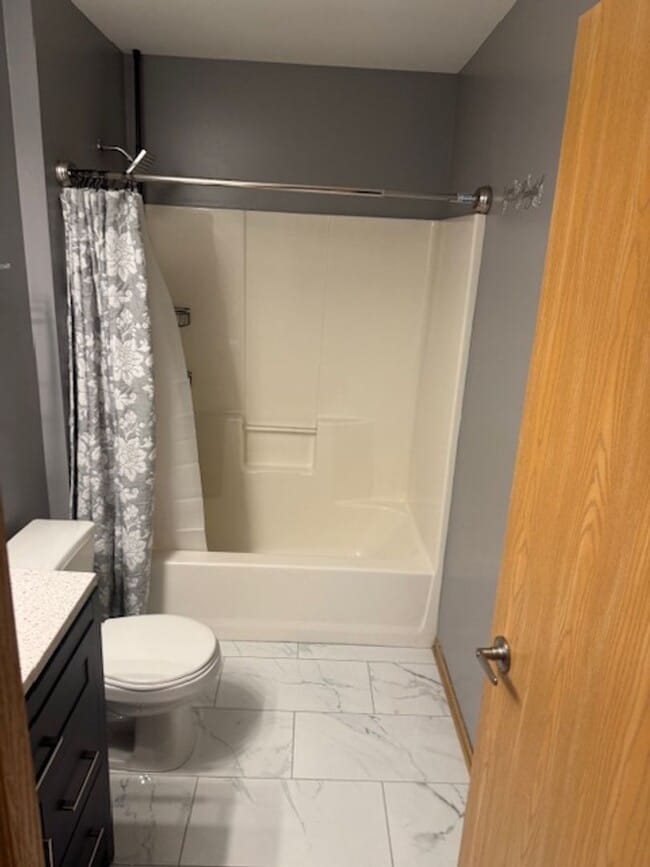 Building Photo - Don’t miss out on this 3Br, 2.5Ba