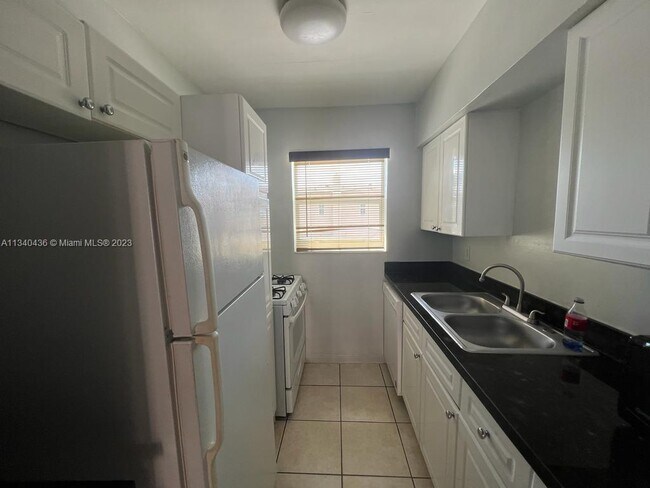 Foto del edificio - 7625 Harding Ave