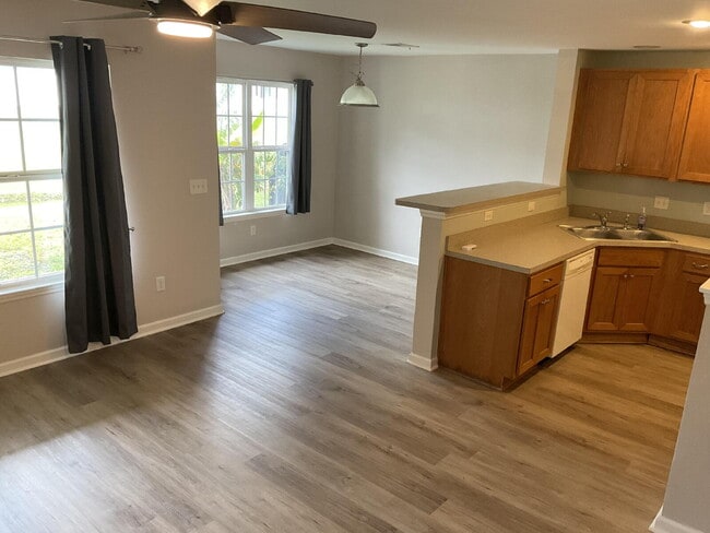 Foto del edificio - Adorable 2 Bedroom Townhome in Azalea Square