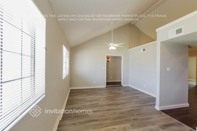 Building Photo - 1319 E Ivyglen St