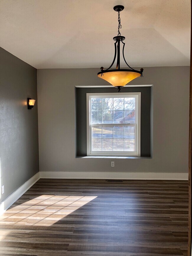 Foto del edificio - Beautiful  4 bedroom Remodeled Home in Ravenwood  Springfield MO