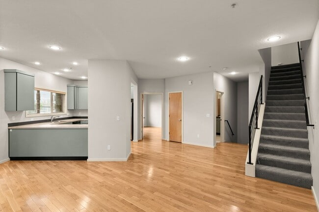 Building Photo - Beautiful 2 Bedroom Townhome in N Portland