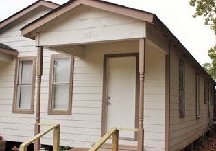 Building Photo - 1312 E Alamo St