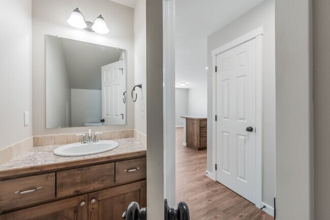 Foto del edificio - 3 bed 2.5 bath Townhome Central CDA