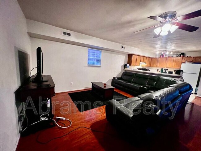 Building Photo - 1510 W 41st St