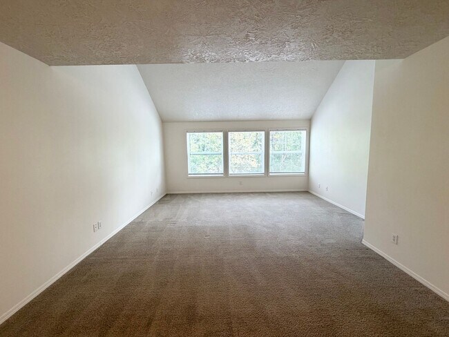 Foto del edificio - Super Cute Spacious 2BD 2BA in the Hillsdale Neighborhood!