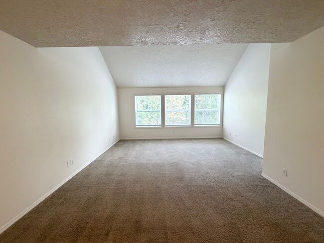 Building Photo - Super Cute Spacious 2BD 2BA in the Hillsdale Neighborhood!