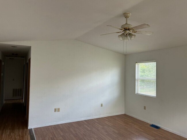 Foto del edificio - 3 Bedroom Home on Carter Street!