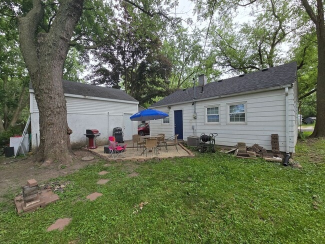 Building Photo - Centrally Located 2-Bed Home with Garage &...