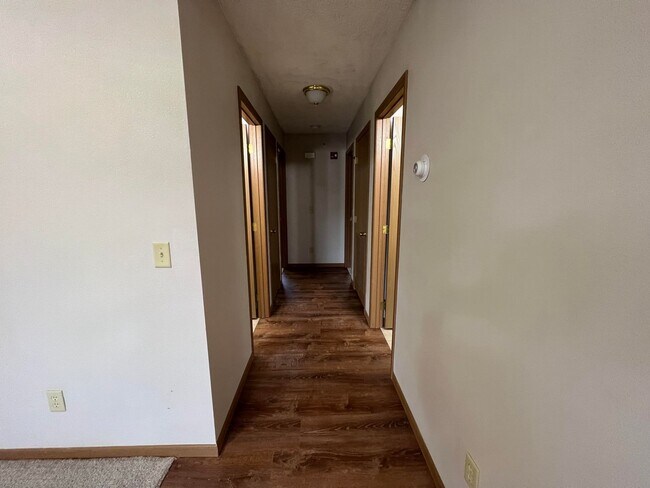 Foto del edificio - Pre-Leasing for 26/27 School Year