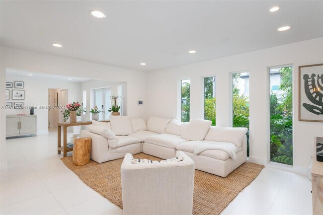 Building Photo - 424 E Dilido Dr