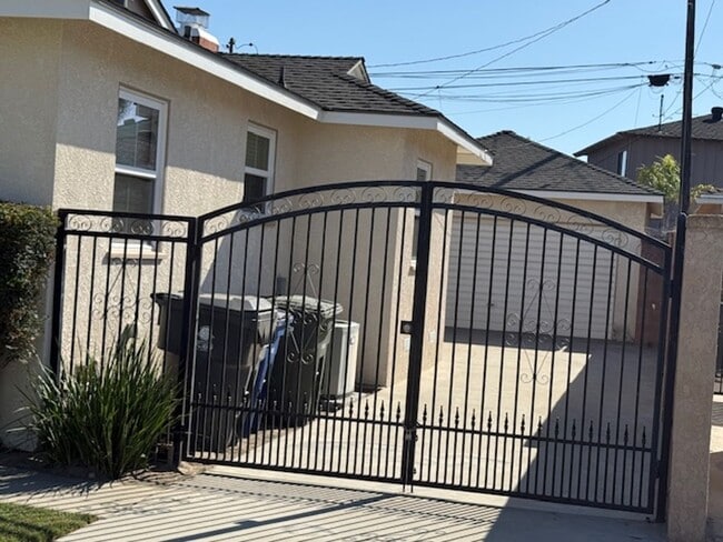 Building Photo - WONDERFUL LAKEWOOD HOME-NEW ON MARKET!!