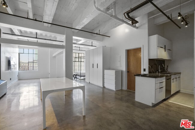 Building Photo - 312 W 5th St