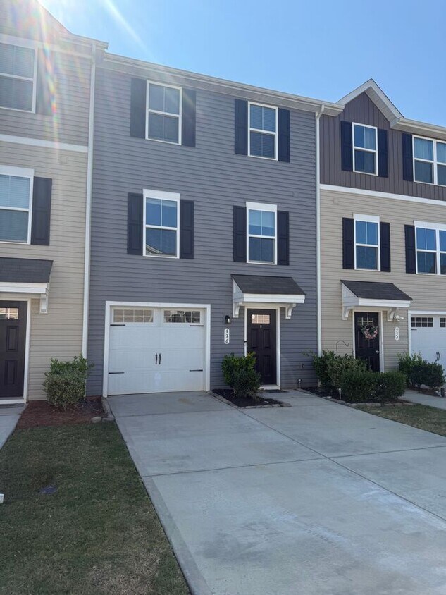 Foto principal - Newly Renovated 3BR Home in Prime Fort Mil...