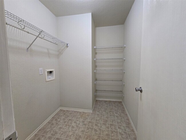 Building Photo - 6527 Fairbrook Park Ln