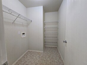 Building Photo - 6527 Fairbrook Park Ln