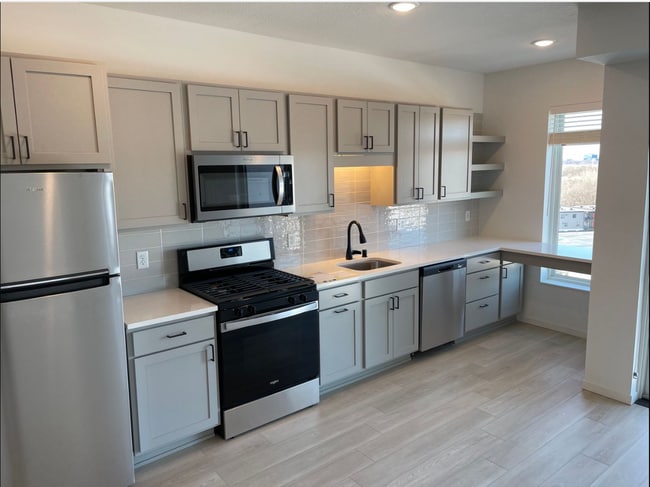 Kitchen - 3810 Ballantrae Rd