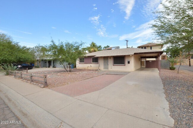 Building Photo - 717 S Starley Dr