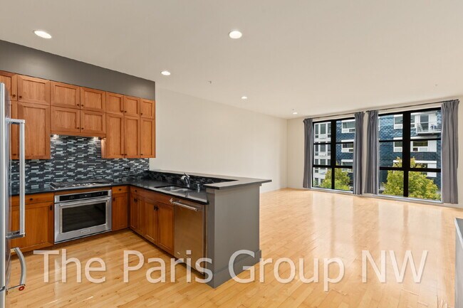 Foto del edificio - Exceptional 2 Story CapHill Condo * 2 Pkg Spaces, EV Charger & Rooftop Views