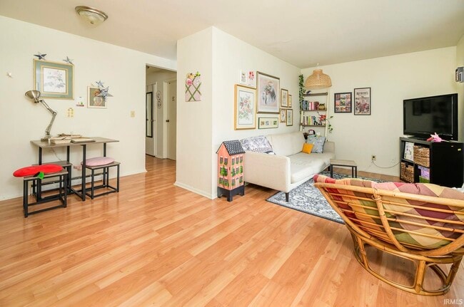 Foto del edificio - 411 E 8th St