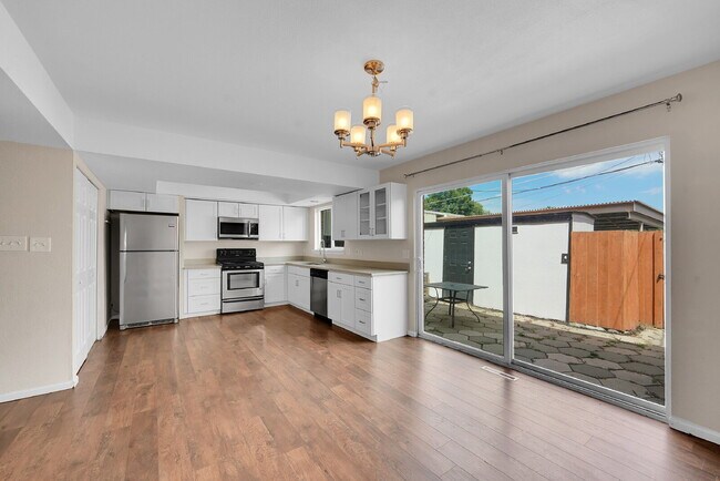 Building Photo - $2,895.00 - 4 Bedrooms, 2.5 Bathroom, Cond...