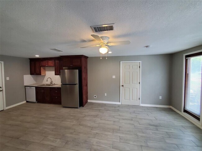 Building Photo - 13609 Hooper Rd