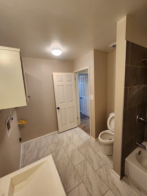 Building Photo - $1,375 2 Beds-1 Bath With Laundry Hookups ...