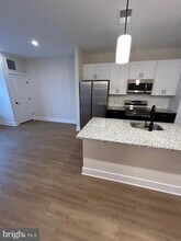 Building Photo - 624 Main St