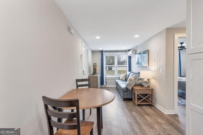 Foto del edificio - 243 N Georgia Ave