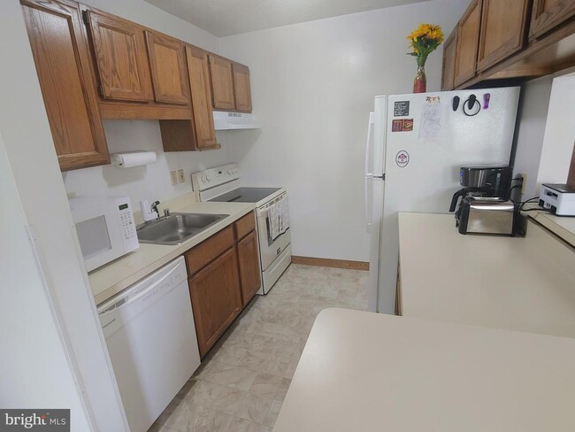 Building Photo - 23239 Rosewood Ct