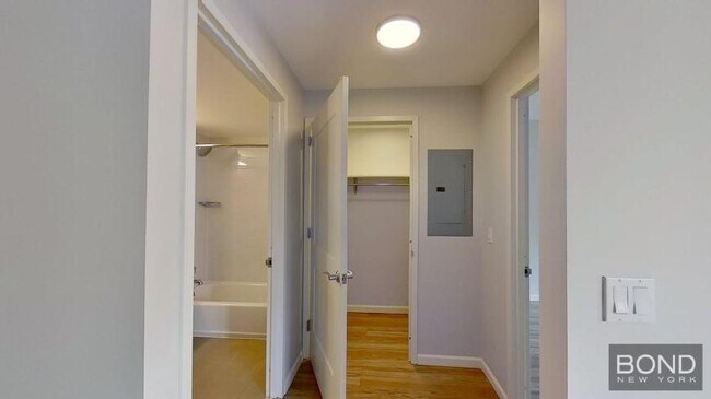 Foto del edificio - 1 bedroom in JAMAICA HILLS NY 11432