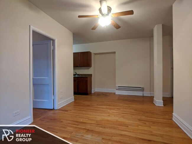 Building Photo - 949 W Cornelia Ave