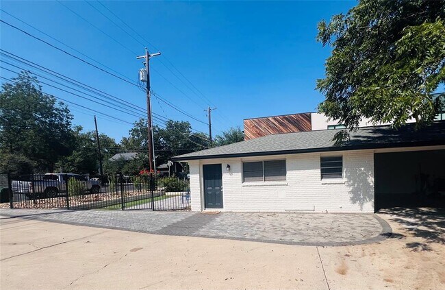 Foto del edificio - 1715 Bluebonnet Ln