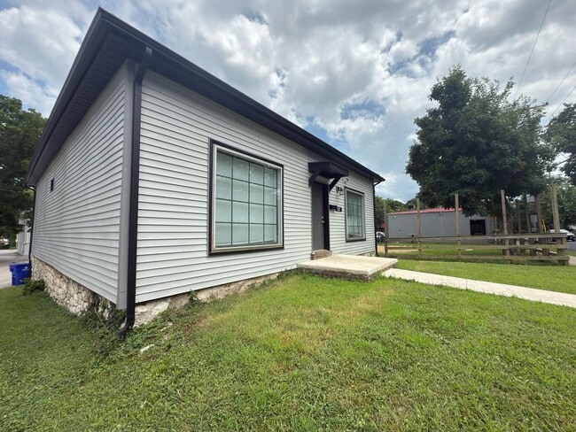 Building Photo - Four bedroom, two bathroom home near downt...