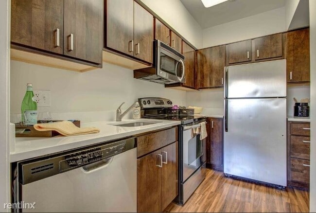 Building Photo - 1 br, 1 bath Apartment - 194 E Delaware Pl