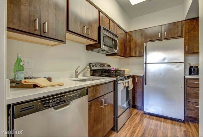 Foto del edificio - 1 br, 1 bath Apartment - 194 E Delaware Pl