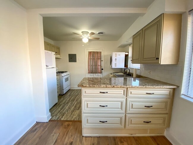 Foto del edificio - 2 bed, 1 bathroom house near Christian Brothers University in Midtown Memphis