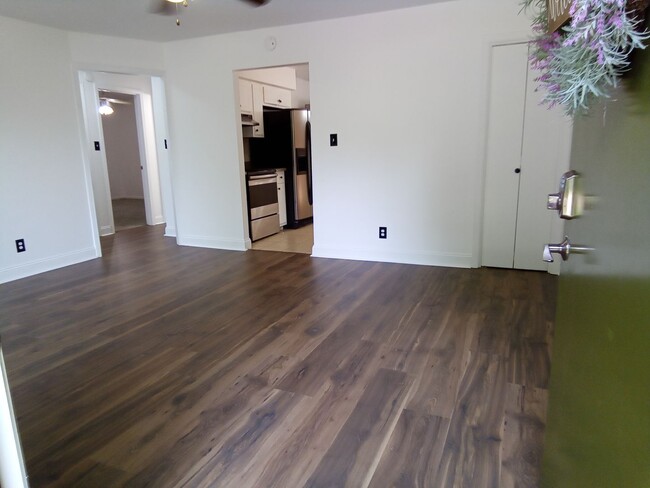 Building Photo - Knoxville 37938 - 2 bedroom 1 bath duplex ...