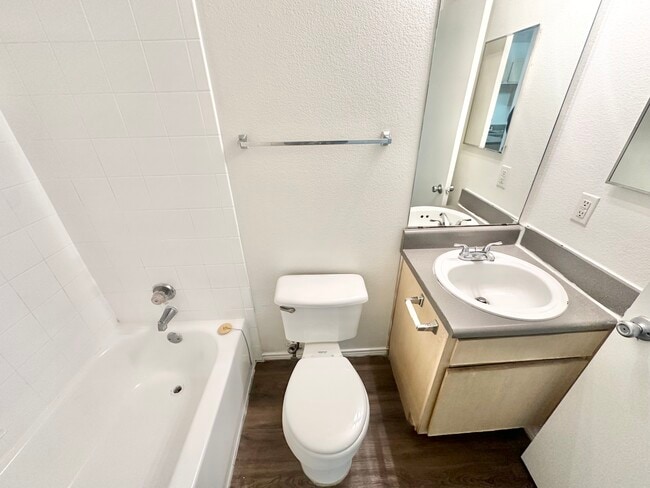 Studio - 2520 W Prairie St Apartments