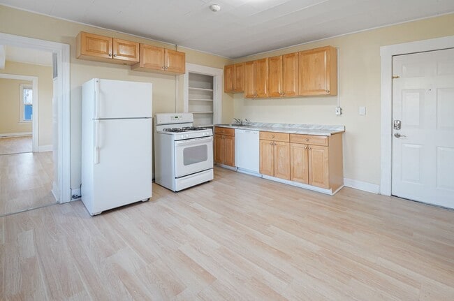 Building Photo - 168 Lunenburg St