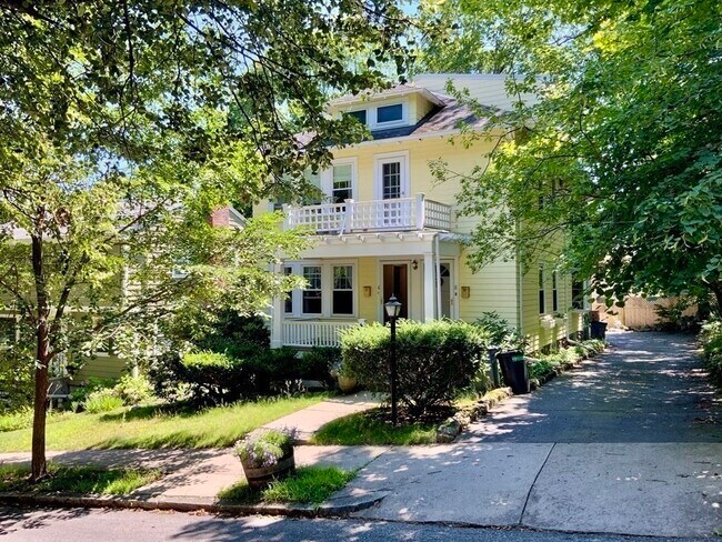 Building Photo - 6-8 Pine Ridge Rd