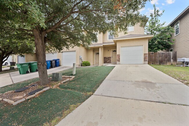 Building Photo - 3 Bedroom 2 1/2 bath Wurzbach Meadow