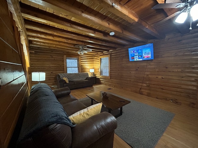 Foto del edificio - 573 Centre St