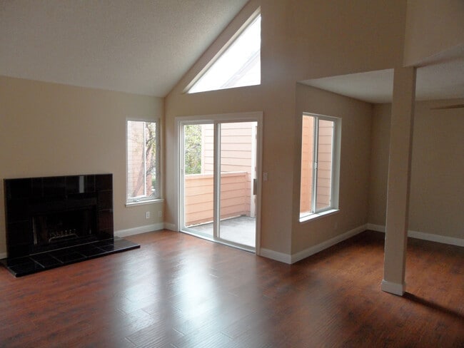 Foto del edificio - 3 bed/2 bath Upstairs condo! Hardwood floor, full kitchen, washer/dryer