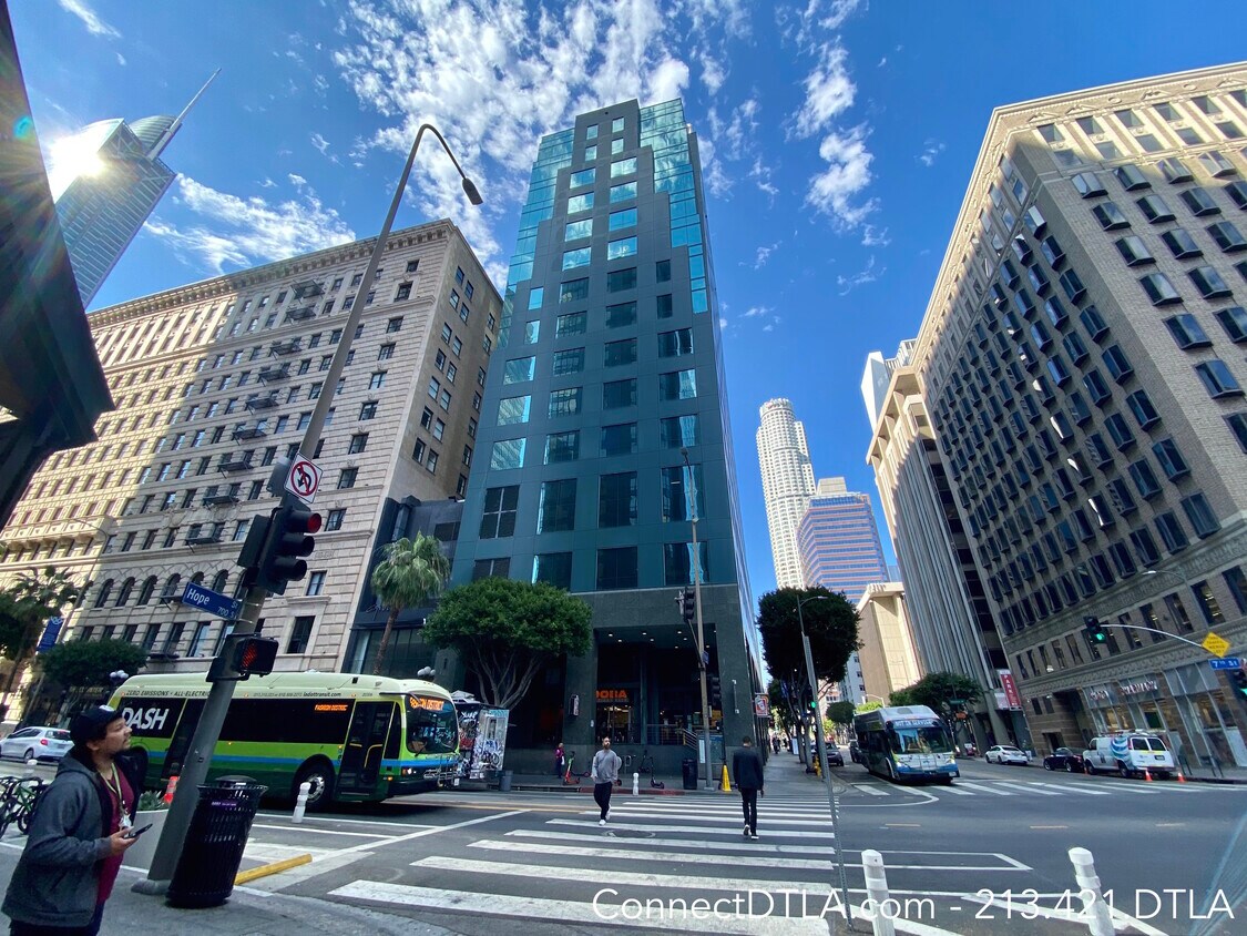Foto principal - 655 S Hope St