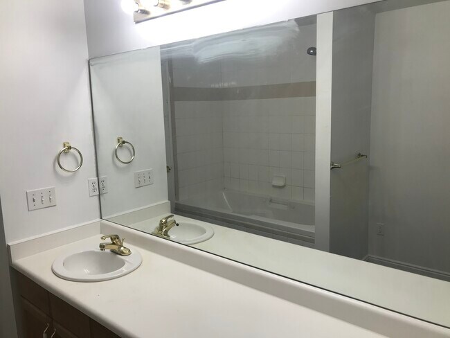 Foto del edificio - 9293 S Jefferson Ln