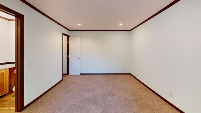 Building Photo - 133 Northwest Dr